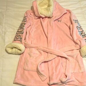 Super cozy and cute robe with hood.  Non smoking, no pets. Excellent condition!